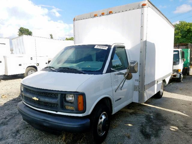 1GBJG31R9Y1135115 - 2000 CHEVROLET CHEV WHITE photo 2