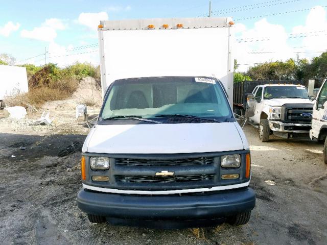 1GBJG31R9Y1135115 - 2000 CHEVROLET CHEV WHITE photo 9