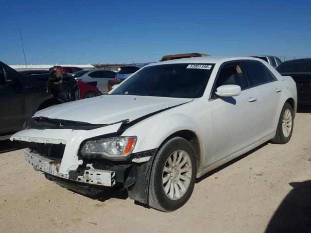 2C3CCAAG5DH626428 - 2013 CHRYSLER 300 WHITE photo 2