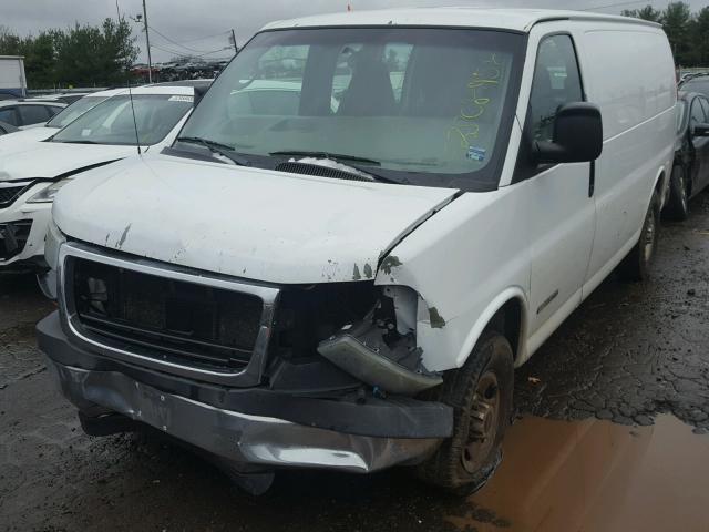 1GTHG35U451240844 - 2005 GMC SAVANA G35 WHITE photo 2