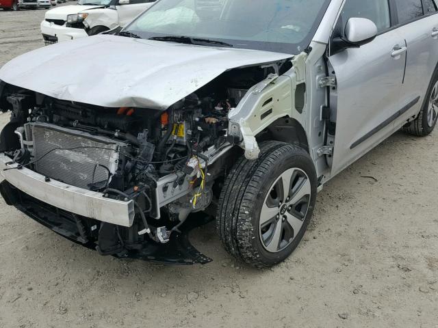 KNDCB3LC6H5078554 - 2017 KIA NIRO FE SILVER photo 9