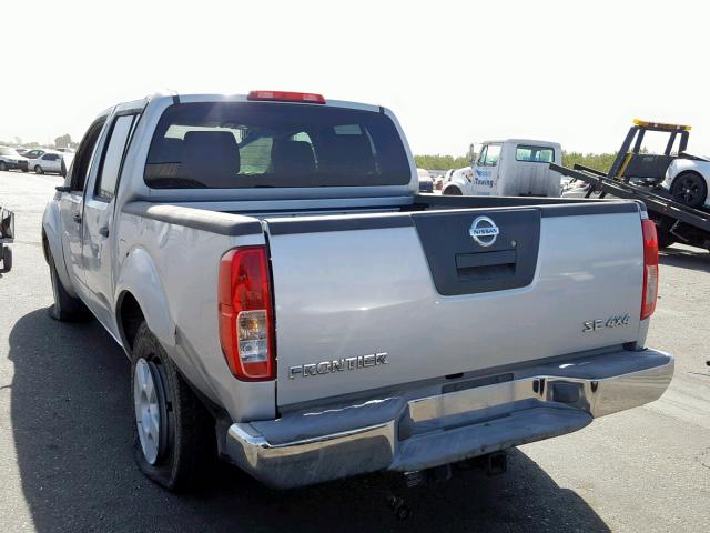 1N6AD07W35C447797 - 2005 NISSAN FRONTIER C SILVER photo 3