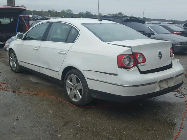 WVWAK73C08P056410 - 2008 VOLKSWAGEN PASSAT KOM WHITE photo 3