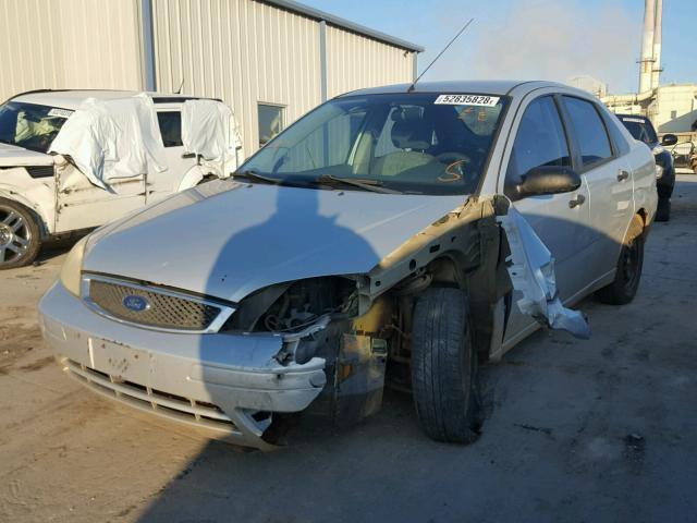 1FAFP34N95W217764 - 2005 FORD FOCUS ZX4 SILVER photo 2