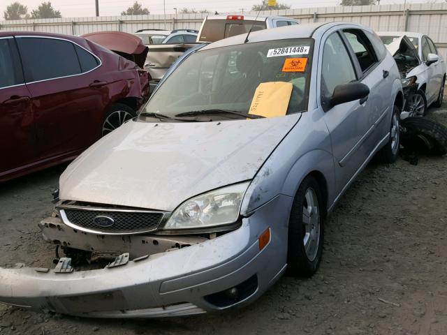 1FAFP37N26W158103 - 2006 FORD FOCUS ZX5 SILVER photo 2