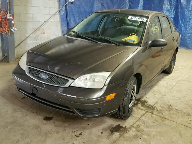 1FAFP34N55W263513 - 2005 FORD FOCUS ZX4 GRAY photo 2