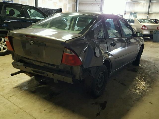 1FAFP34N55W263513 - 2005 FORD FOCUS ZX4 GRAY photo 4