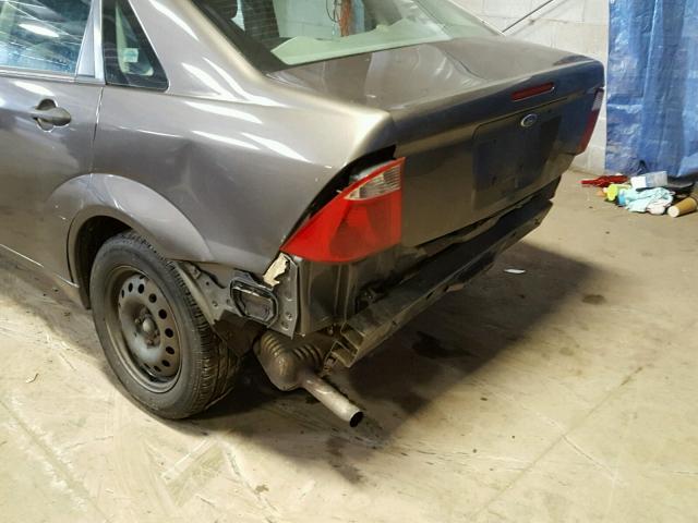 1FAFP34N55W263513 - 2005 FORD FOCUS ZX4 GRAY photo 9