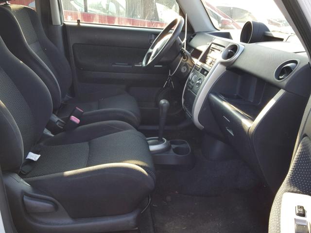 JTLKT324350196402 - 2005 TOYOTA SCION XB Ақ фото 5