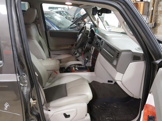 1J8HG58256C338480 - 2006 JEEP COMMANDER GRAY photo 5