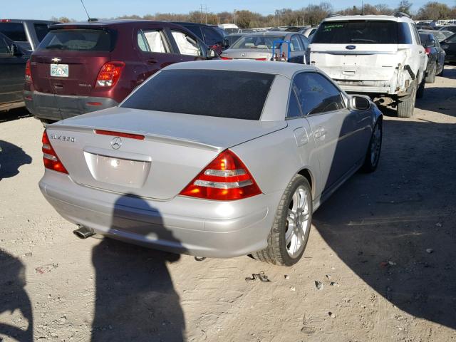 WDBKK65F34F299701 - 2004 MERCEDES-BENZ SLK 320 SILVER photo 4