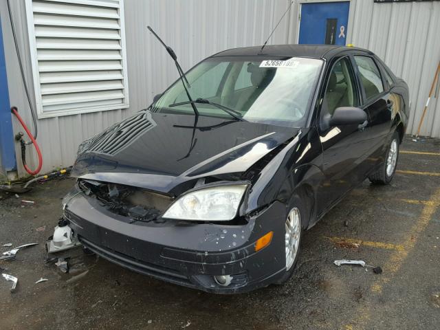 1FAFP34N45W164231 - 2005 FORD FOCUS ZX4 BLACK photo 2