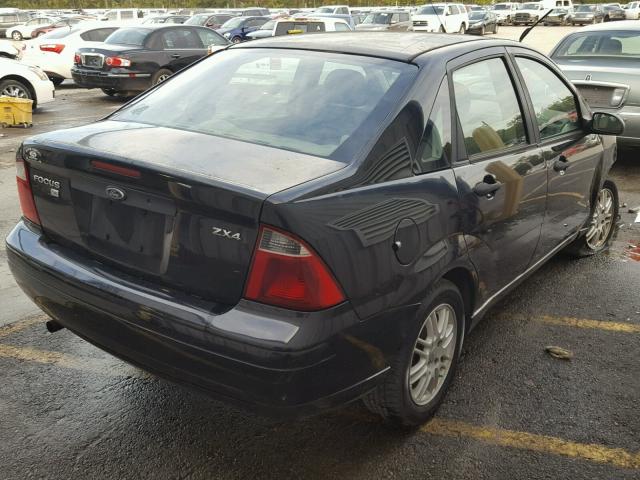 1FAFP34N45W164231 - 2005 FORD FOCUS ZX4 BLACK photo 4