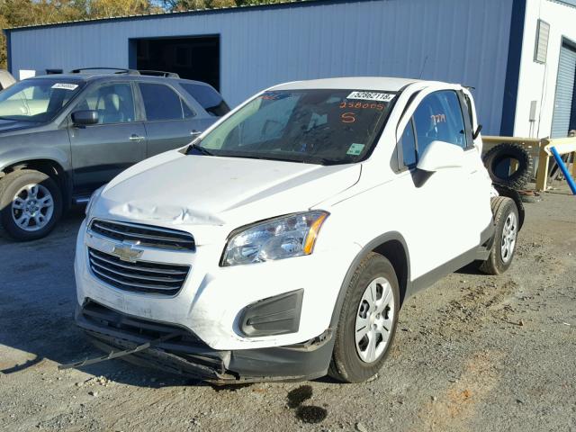 3GNCJKSB3GL258005 - 2016 CHEVROLET TRAX LS WHITE photo 2