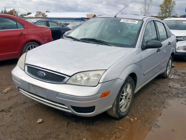 1FAFP34NX5W163455 - 2005 FORD FOCUS ZX4 SILVER photo 2