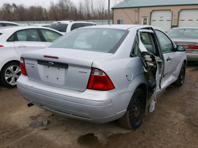 1FAFP34NX5W244746 - 2005 FORD FOCUS ZX4 SILVER photo 4