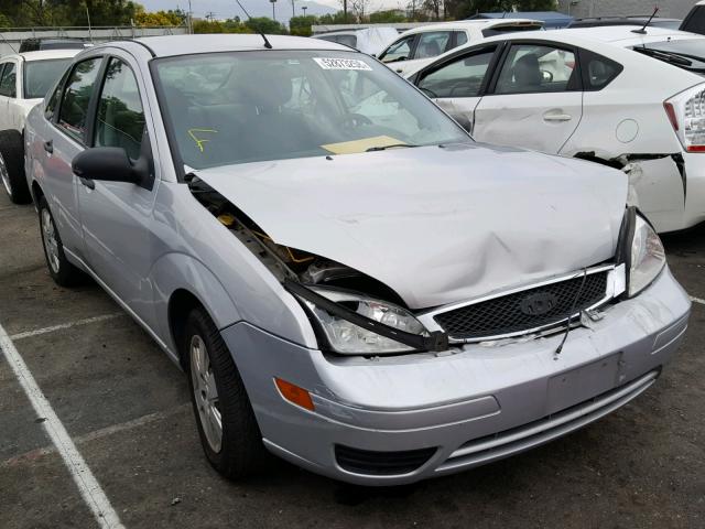 1FAHP34NX7W249621 - 2007 FORD FOCUS ZX4 GRAY photo 1