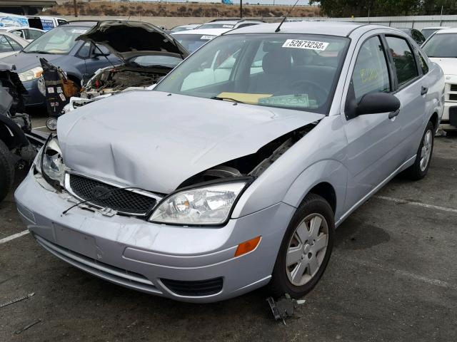 1FAHP34NX7W249621 - 2007 FORD FOCUS ZX4 GRAY photo 2