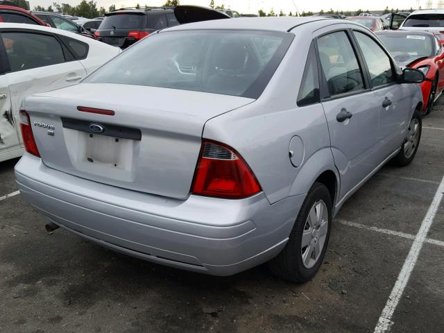 1FAHP34NX7W249621 - 2007 FORD FOCUS ZX4 GRAY photo 4