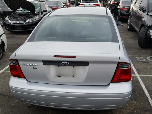 1FAHP34NX7W249621 - 2007 FORD FOCUS ZX4 GRAY photo 9