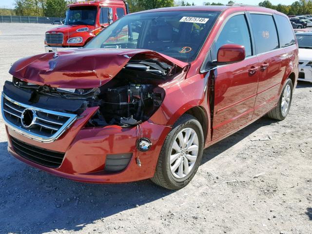 2C4RVABG5CR355300 - 2012 VOLKSWAGEN ROUTAN SE MAROON photo 2