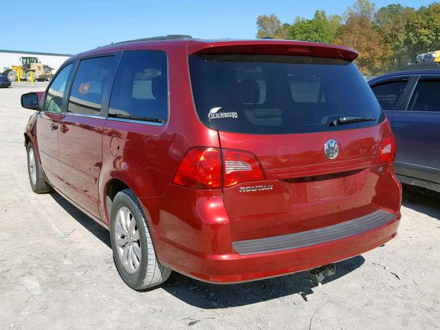 2C4RVABG5CR355300 - 2012 VOLKSWAGEN ROUTAN SE MAROON photo 3