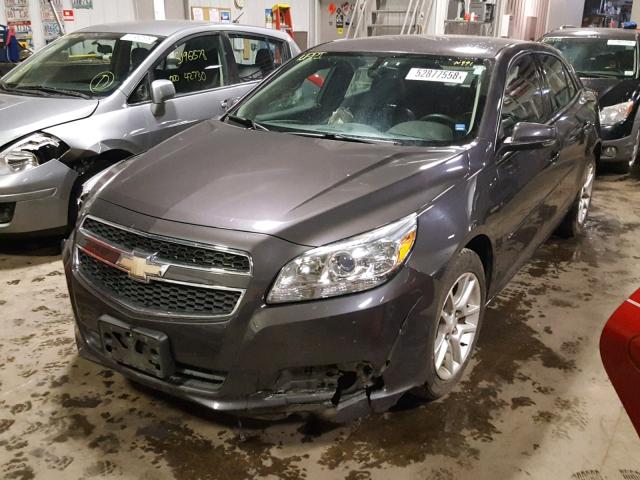 1G11C5SA5DF218686 - 2013 CHEVROLET MALIBU 1LT ნაცრისფერი ფოტო 2