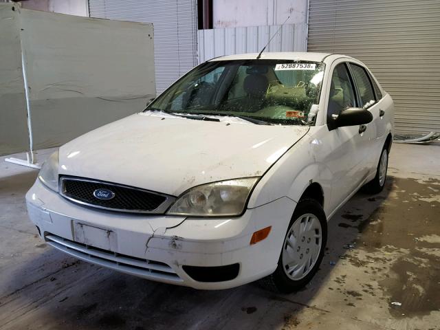 1FAHP34N17W294155 - 2007 FORD FOCUS ZX4 WHITE photo 2