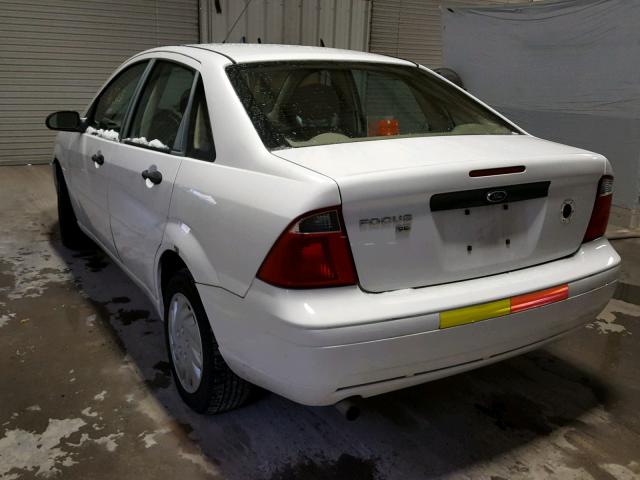 1FAHP34N17W294155 - 2007 FORD FOCUS ZX4 WHITE photo 3