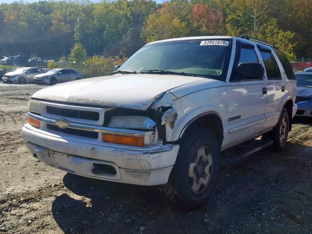 1GNDT13W12K163074 - 2002 CHEVROLET BLAZER WHITE photo 2