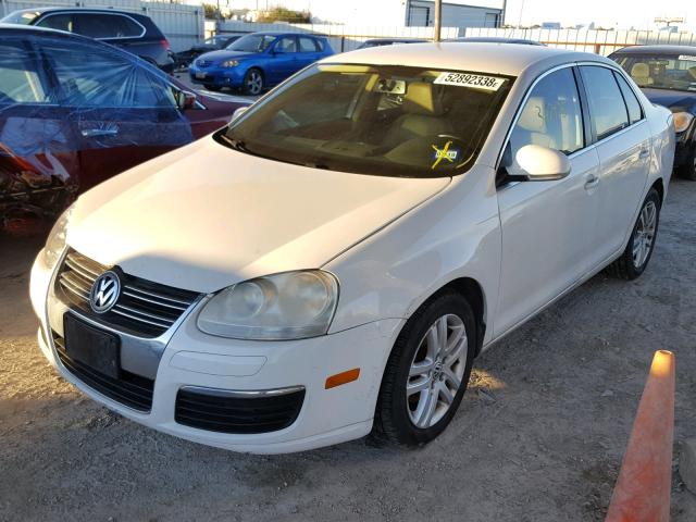 3VWAL71K89M177553 - 2009 VOLKSWAGEN JETTA TDI WHITE photo 2