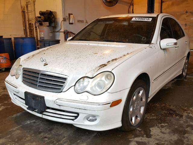 WDBRF81J35F649645 - 2005 MERCEDES-BENZ C 240 4MAT WHITE photo 2