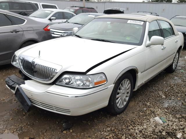 1LNHM83W24Y669086 - 2004 LINCOLN TOWN CAR U WHITE photo 2