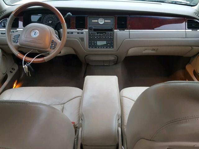 1LNHM83W24Y669086 - 2004 LINCOLN TOWN CAR U WHITE photo 9