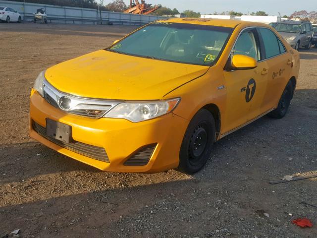 4T1BD1FK9DU078136 - 2013 TOYOTA CAMRY HYBR YELLOW photo 2