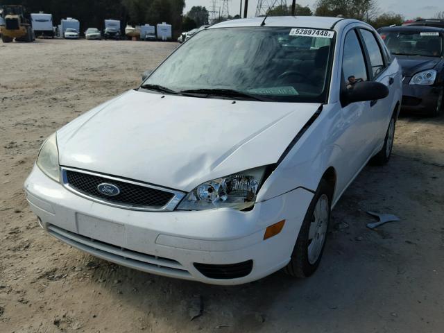 1FAHP34N57W229177 - 2007 FORD FOCUS ZX4 WHITE photo 2