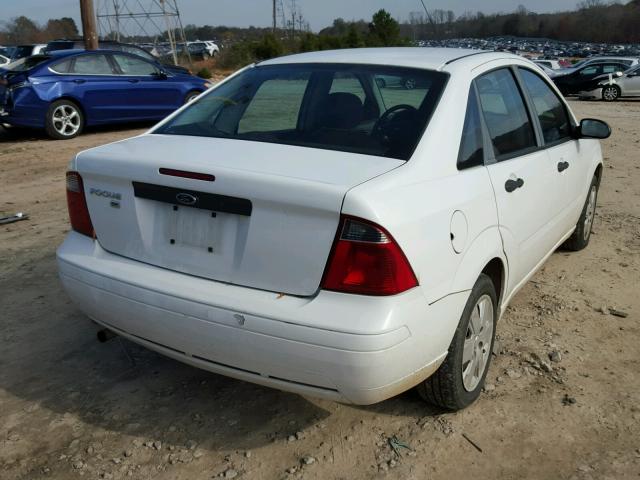 1FAHP34N57W229177 - 2007 FORD FOCUS ZX4 WHITE photo 4