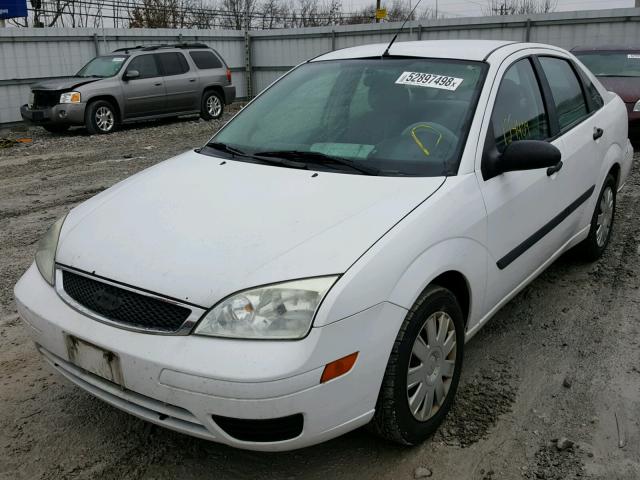 1FAFP34N86W155565 - 2006 FORD FOCUS ZX4 WHITE photo 2