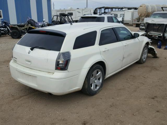 2D4FV47T38H111672 - 2008 DODGE MAGNUM WHITE photo 4