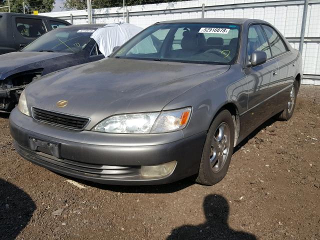 JT8BF28G8W0143712 - 1998 LEXUS ES 300 GRAY photo 2