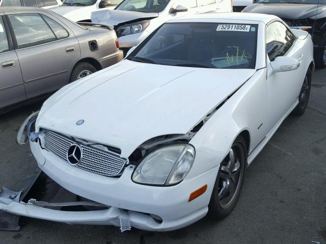 WDBKK65F01F175753 - 2001 MERCEDES-BENZ SLK 320 WHITE photo 2