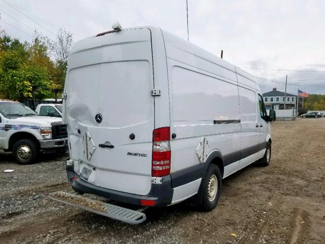 WD3PE8CB1B5602305 - 2011 MERCEDES-BENZ SPRINTER 2 WHITE photo 4