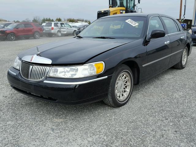 1LNFM82W9WY698452 - 1998 LINCOLN TOWN CAR S BLACK photo 2