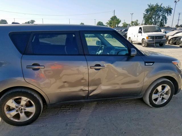 KNDJN2A2XH7492864 - 2017 KIA SOUL SILVER photo 9