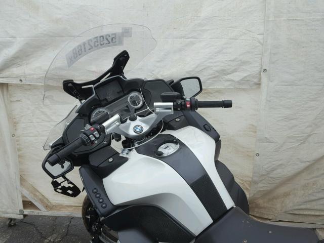 WB10A1300JZ466973 - 2018 BMW R1200 RT WHITE photo 5