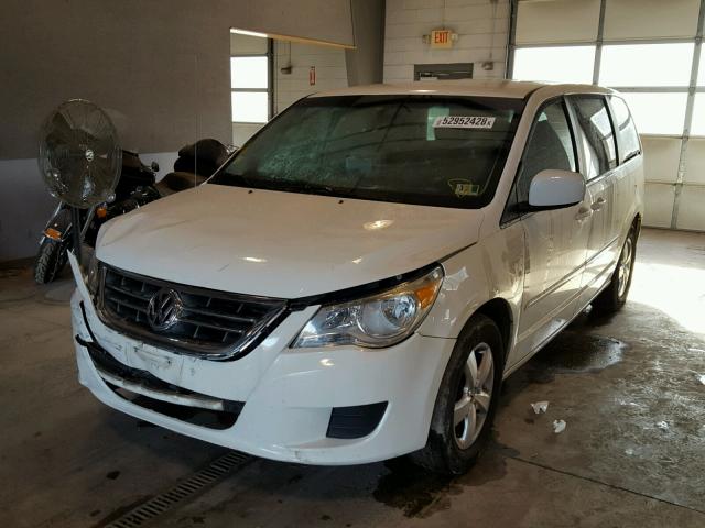 2V4RW3D12AR325031 - 2010 VOLKSWAGEN ROUTAN SE WHITE photo 2