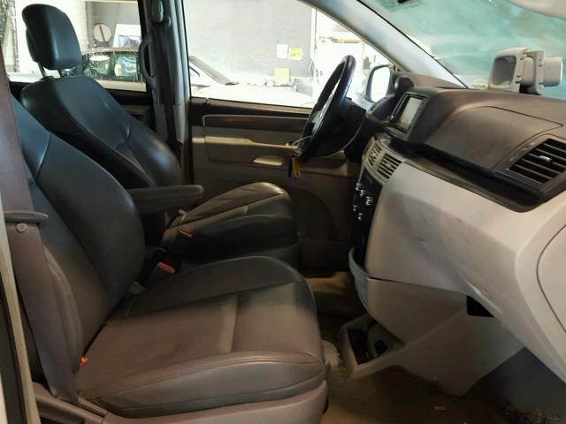 2V4RW3D12AR325031 - 2010 VOLKSWAGEN ROUTAN SE WHITE photo 5