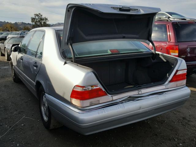 WDBGA43G9XA418149 - 1999 MERCEDES-BENZ S 420 SILVER photo 3