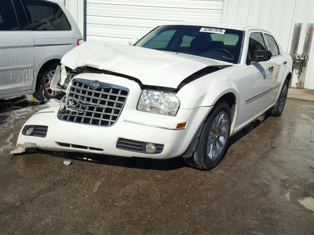 2C3KA53G68H141890 - 2008 CHRYSLER 300 TOURIN WHITE photo 2