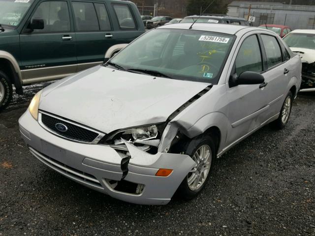 1FAFP34N97W311145 - 2007 FORD FOCUS ZX4 SILVER photo 2